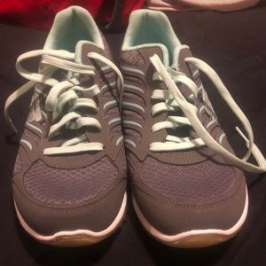 Sketchers tennis shoes